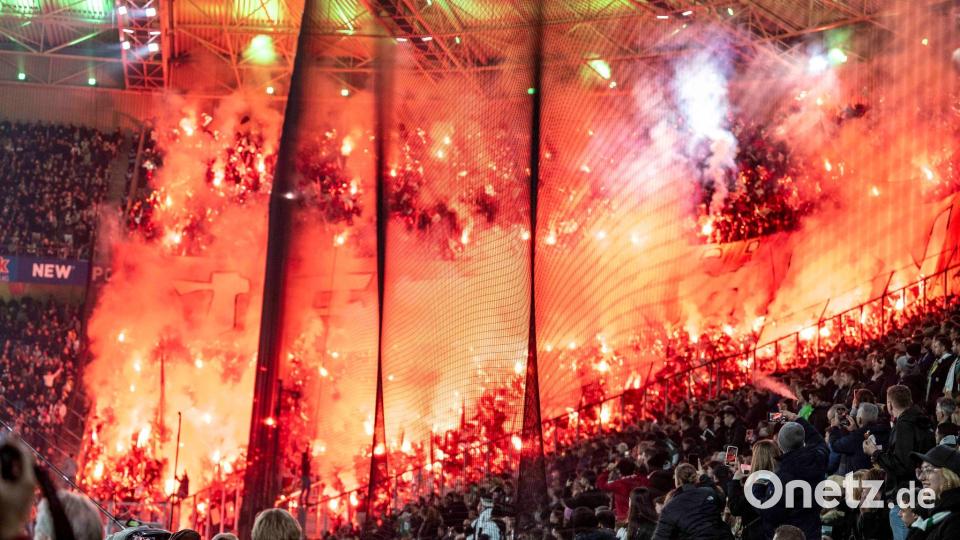 Das Zünden von Pyrotechnik im Stadion gehört zu den Problemfeldern, über die sich die Innenminister von Bund und Ländern bei ihrer nächsten Konferenz in Bremen unterhalten wollen. (Archivfoto) Bild: David Inderlied/dpa
