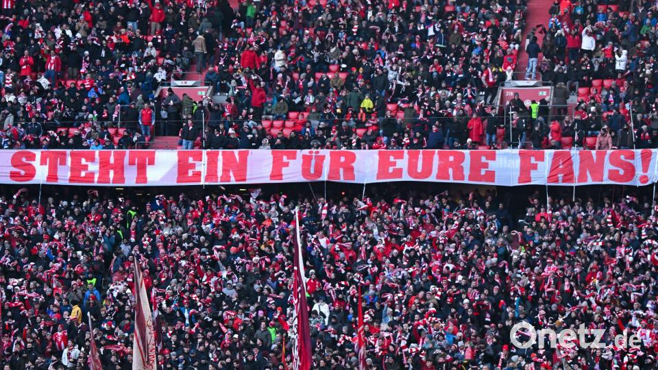 Ein Fan-Plakat in der Münchner Arena. Bild: Sven Hoppe/dpa