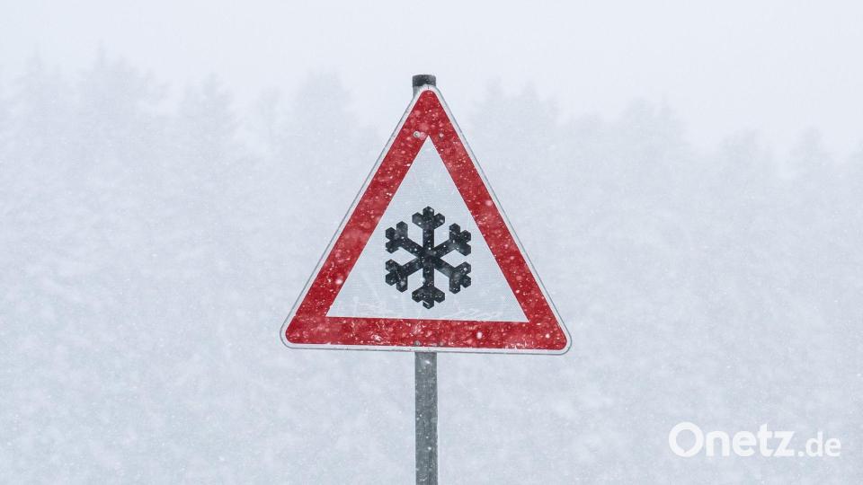Schneefälle und gefrierender Regen könnten mancherorts zu Rutschpartien führen. (Archivbild) Bild: Silas Stein/dpa