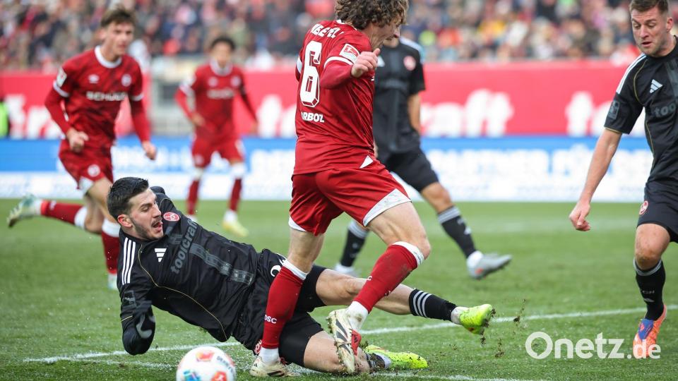 Mit vollem Einsatz wie hier Luka Lotschoschwili (l) verteidigten die Nürnberger das 2:0. Bild: Daniel Karmann/dpa