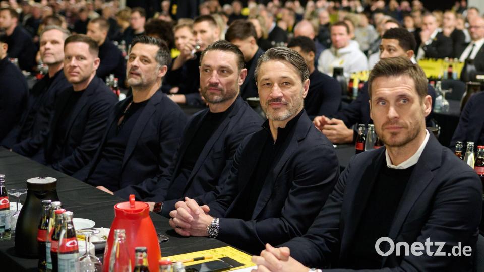 Die Profimannschaft des BVB lauschte der Abschiedsrede von Watzke als Chef der Geschäftsführung Bild: Bernd Thissen/dpa