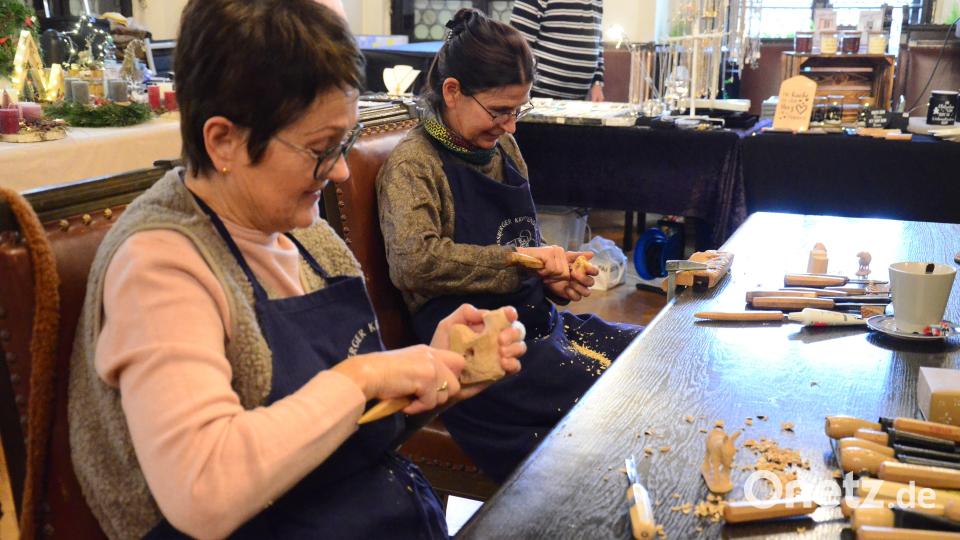 Krippenfigurenschnitzerinnen im Alten Rathaus. Bild: Kunz