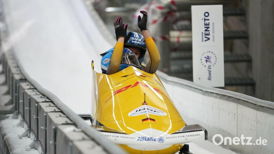 Die Peking-Olympiasiegerinnen Laura Nolte und Deborah Levi kamen im Zweierbob auf der neuen Olympia-Bahn in Cortina bestens zurecht und gewinnen. Bild: Andrew Medichini/AP/dpa