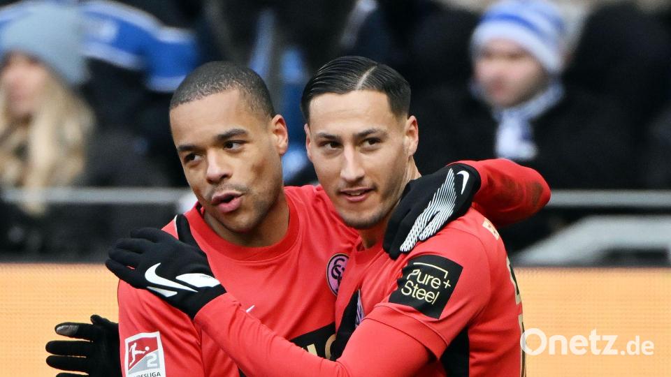 Younes Ebnoutalib (r) bestrafte einen Patzer der KSC-Defensive. Bild: Uli Deck/dpa