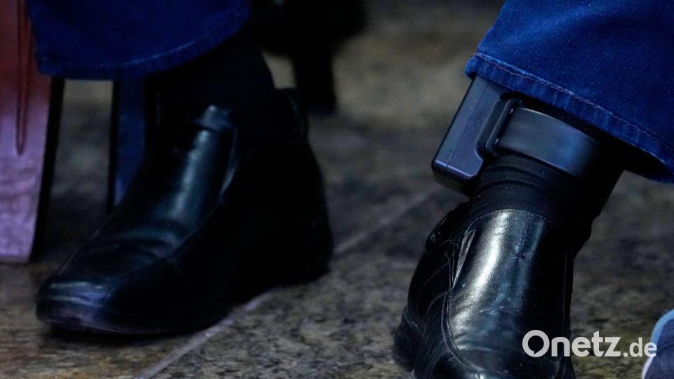 Die elektronische Fußfessel an Bolsonaros linkem Knöchel sorgt für Diskussionsstoff. (Archivbild) Bild: Eraldo Peres/AP/dpa