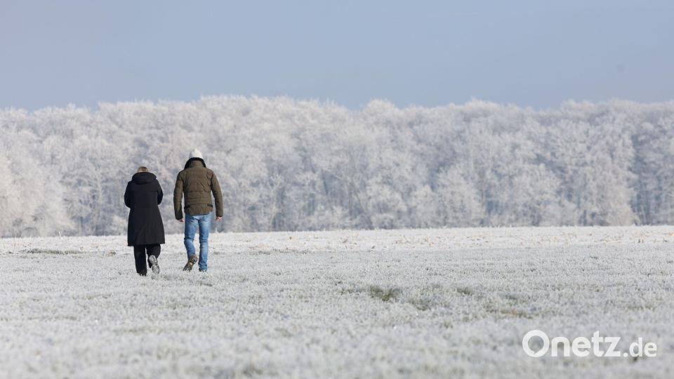 Ab Sonntagnachmittag sollen Niederschläge aufkommen. Vorher zog es manche Spaziergänger noch nach draußen - wie hier bei Sonnenschein auf der Schwäbischen Alb. Bild: Thomas Warnack/dpa