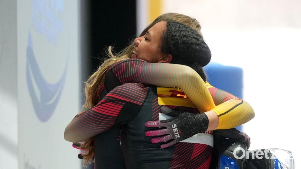 Die Peking-Olympiasiegerinnen Laura Nolte und Deborah Levi gewannen den Zweierbob-Weltcup in Cortina. Bild: Andrew Medichini/AP/dpa