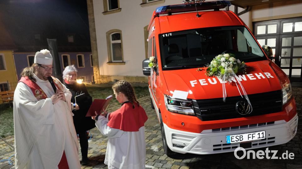 Den kirchlichen Segen erteilten Stadtpfarrer Johannes Bosco und Religionspädagogin Lydia Engelhardt. Bild: do