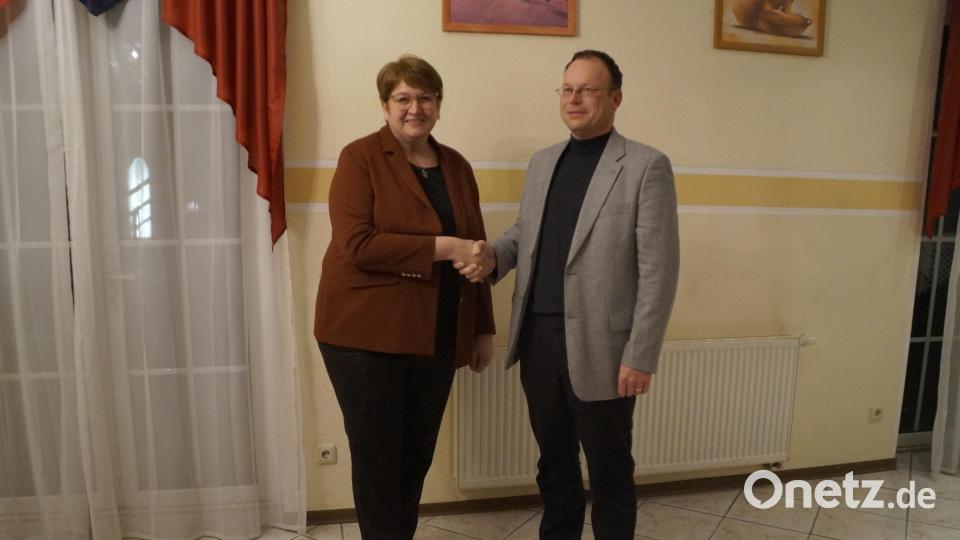 CSU-Ortsvorsitzender Michael Ach gratuliert Bürgermeisterin Anita Forster zur Kandidatur für das Bürgermeisteramt Bild: wel