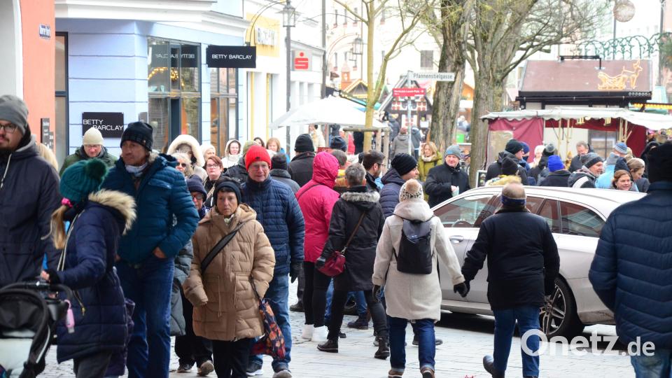 Ein quergestellter Pkw sichert den Kathreinmarkt ab. Bild: Kunz