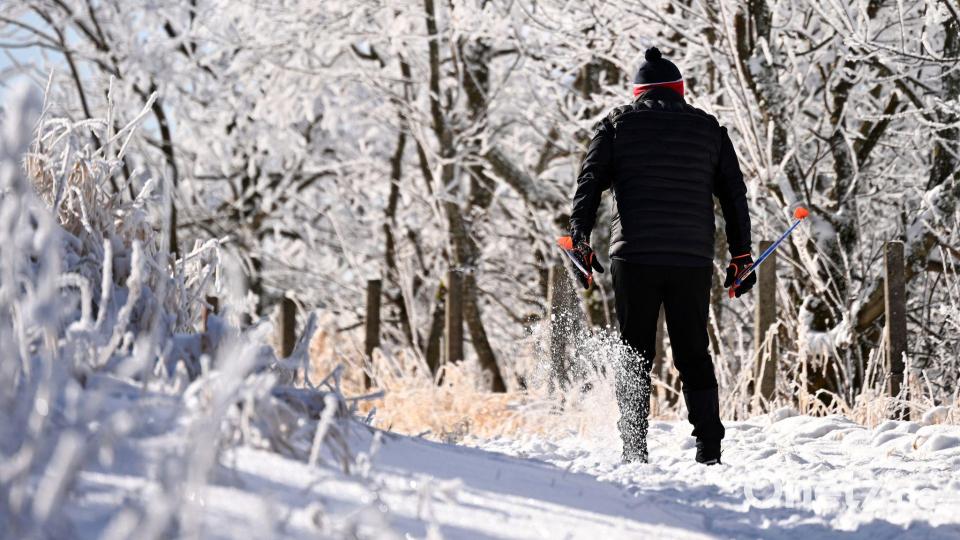 Im verschneiten Fichtelberge sind bereits Wintersportler unterwegs. Bild: Jennifer Brückner/dpa