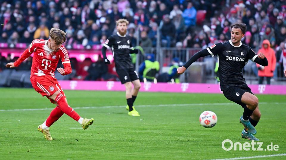 Lennart Karl (l) trifft zum 1:2 - ausnahmsweise mit dem rechten Fuß. Bild: Sven Hoppe/dpa