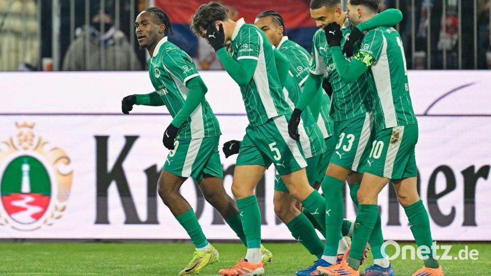 Hier jubelten die Fürther noch über ihren Ausgleich. Bild: Uwe Anspach/dpa