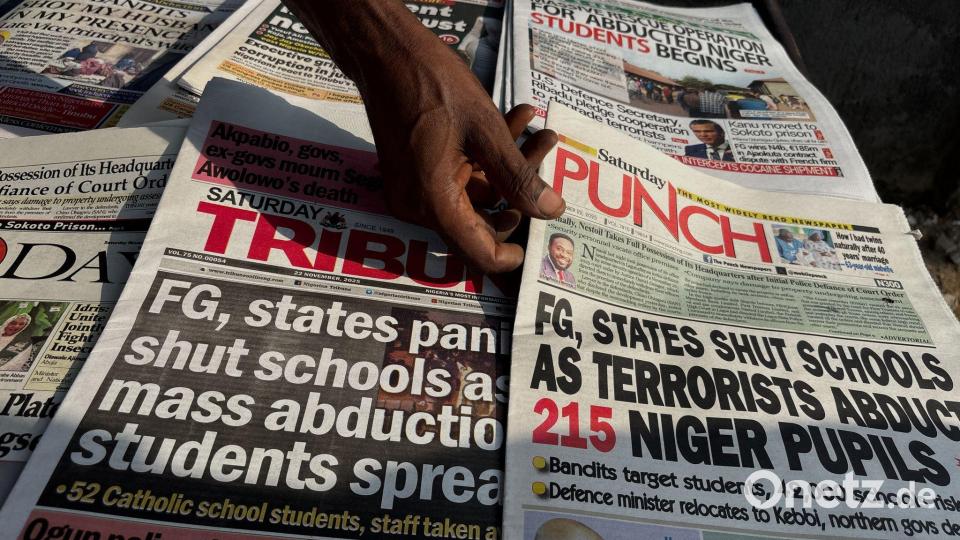 Sowohl kriminelle Banden als auch Terrormilizen entführen immer wieder Schulkinder in Nigeria. (Archivbild) Bild: Sunday Alamba/AP/dpa