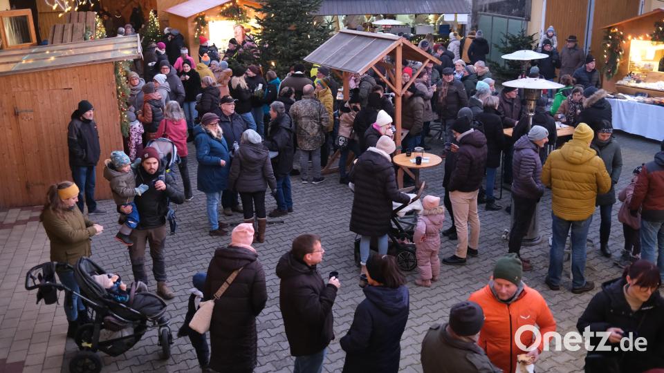 Am Samstag drängten erneut zahlreiche Besucher in den Sorgenfrei-Hof in Stulln und genossen dort die stimmungsvolle Atmosphäre. Bild: Hirsch