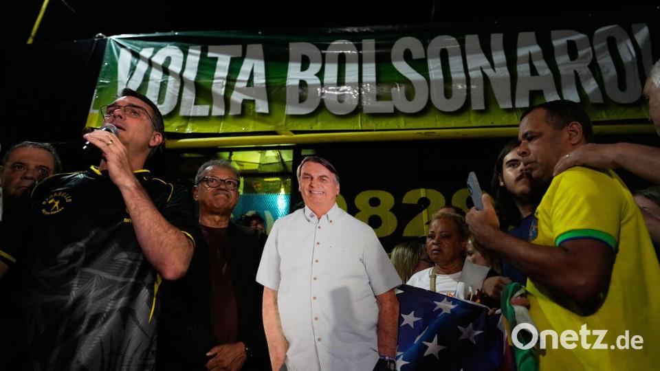 Bolsonaros Sohn Flavio trat bei einer Mahnwache vor dem Haus seines Vaters auf. Bild: Eraldo Peres/AP/dpa