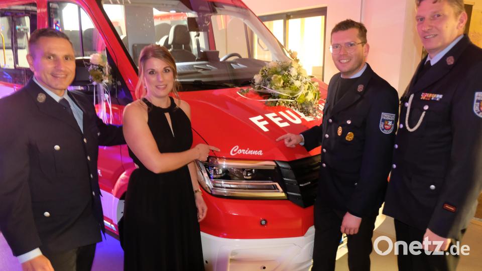 Mit Fahrzeugbraut Corinna Danzer freuen sich Bürgermeister Marcus Gradl (li), Vorstand Korbinian Dunzer (2.v.re.) und Kommandant Christian Götz (re) über die Indienststellung des neues Mehrzweckfahrzeuges. Bild: do