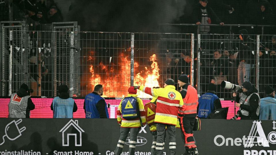 Im Frankfurter Fanblock brennt ein Feuer. Bild: Federico Gambarini/dpa