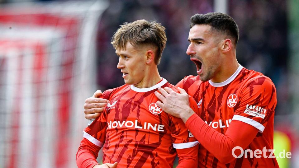 Naatan Skyttä (l.) und Ivan Prtajin jubeln beim FCK Bild: Uwe Anspach/dpa