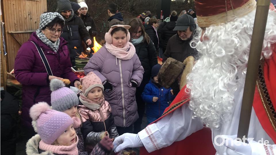 Der Nikolaus der Kolpingsfamilie beschenkte die Kinder. Bild: sei