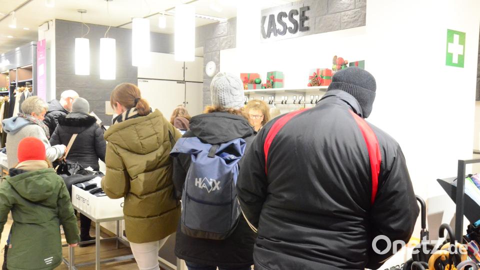Auch bei Wöhrl an der Kasse bildeten sich lange Schlangen. Bild: Kunz