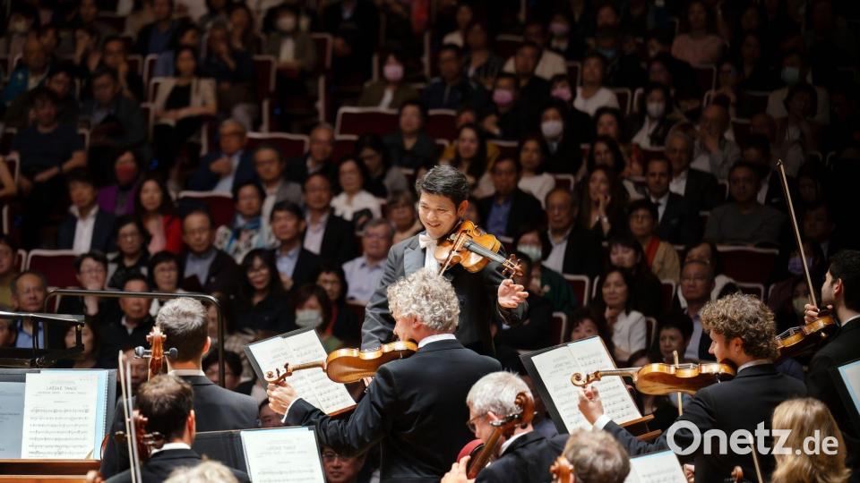 Der erste Konzertmeister der Berliner Philharmoniker, Daishin Kashimoto, beim Stimmen des Orchesters. Bild: Monika Rittershaus/Berliner Philharmoniker/dpa