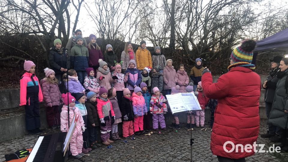 Der Kinder- und Jugendchor unter Leitung von Susanne Hausmann mit Unterstützung von Susanne Stark eröffnete den Markt musikalisch. Bild: sei