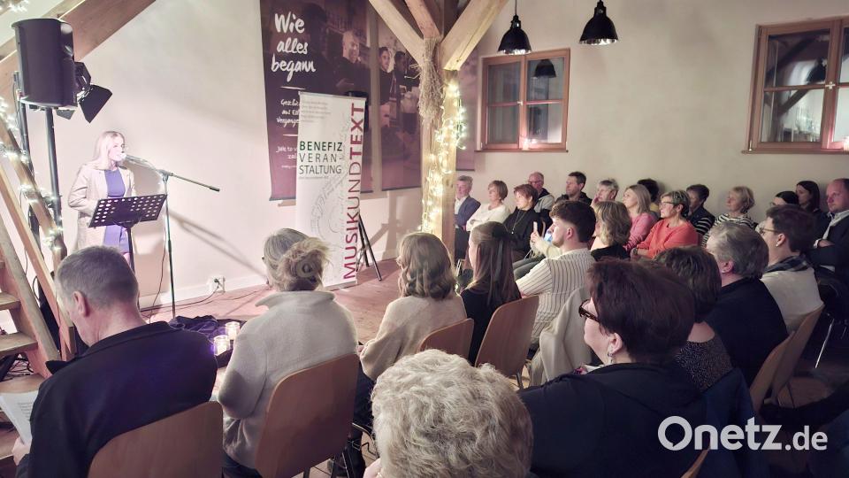 Die Eslarner Sängerin Anna-Lena Klug übernahm mit ihrer ausdrucksstarken Stimme den musikalischen Teil der Benefizveranstaltung. Bild: gz
