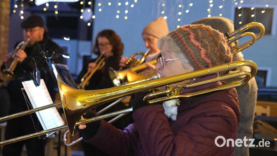 Der evangelische Posaunenchor aus Schwarzenfeld ließ Advents- und Weihnachtslieder erklingen. Bild: Hirsch