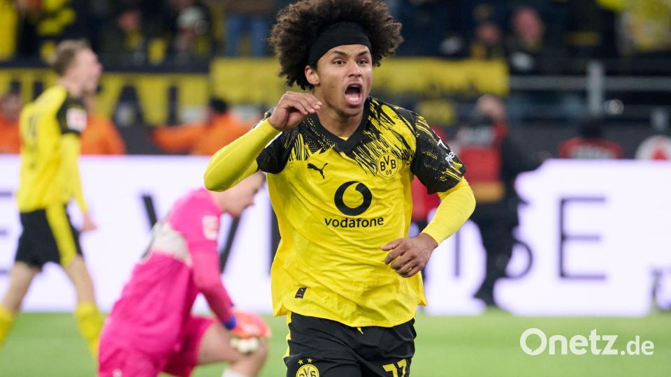 Karim Adeyemi jubelt nach seinem Tor für Dortmund gegen Stuttgart. Bild: Bernd Thissen/dpa