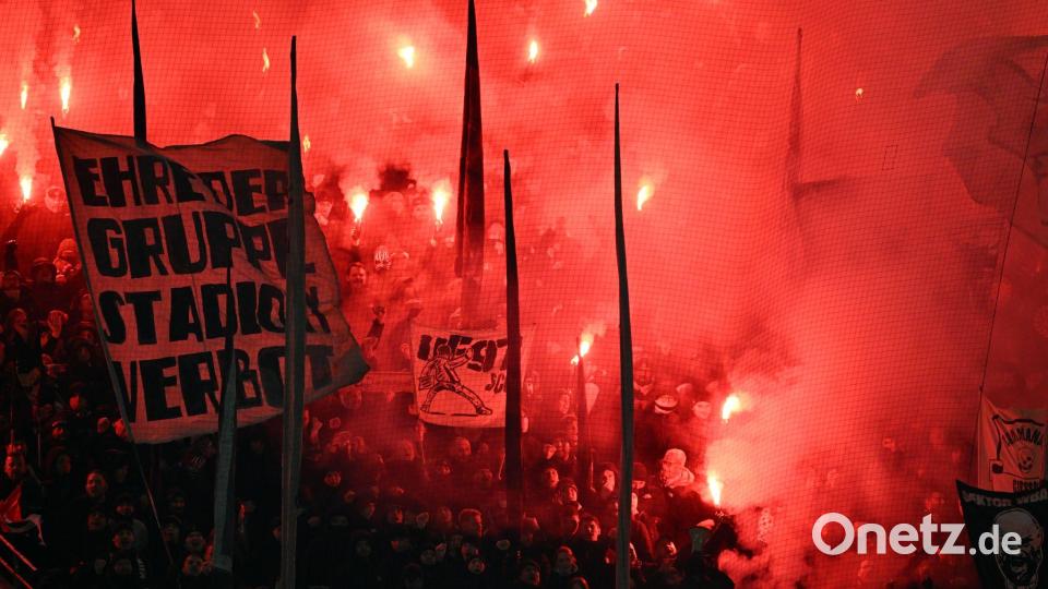 Während der Partie zündeten beide Fanlager viel Pyro. Bild: Federico Gambarini/dpa