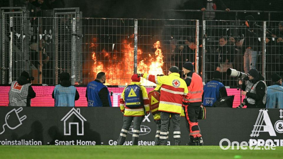 Im Gäste-Block des Kölner Stadions brach am Samstagabend ein Feuer aus. Bild: Federico Gambarini/dpa