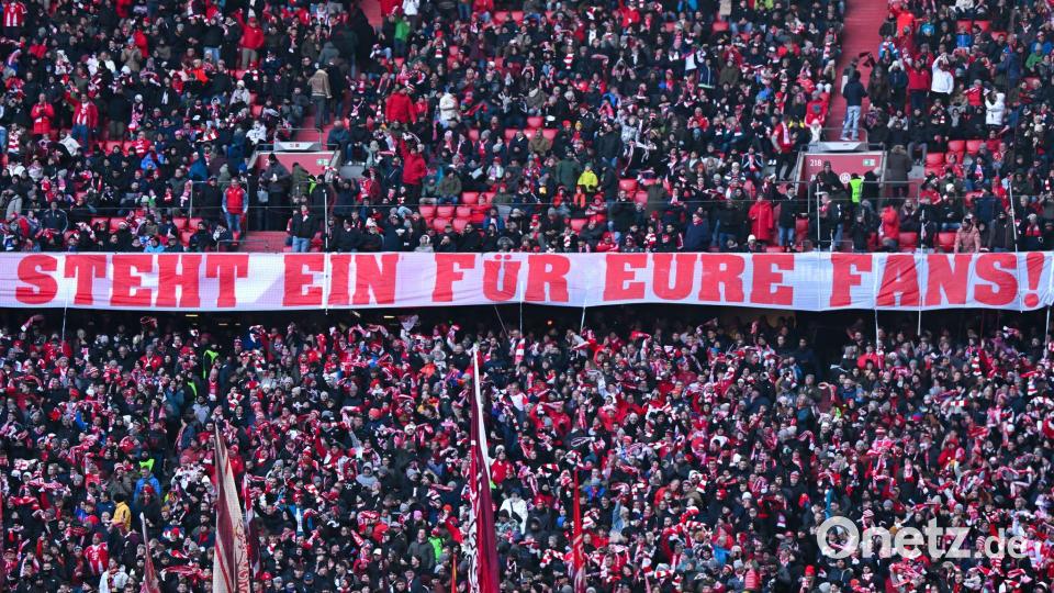 Ein Fan-Plakat in der Münchner Arena. Bild: Sven Hoppe/dpa