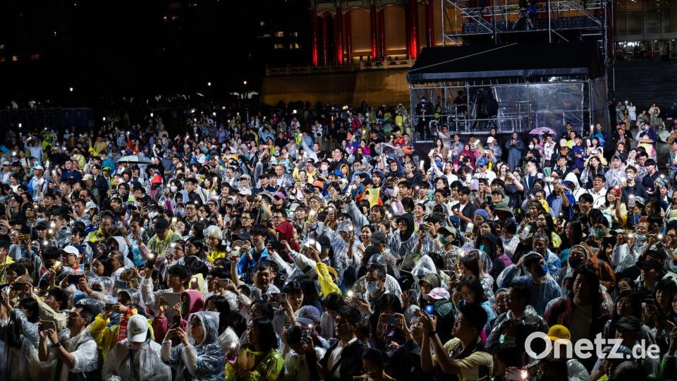 In Taiwans Hauptstadt Taipeh kamen trotz Regens Tausende zum Public Viewing der Berliner Philharmoniker. Bild: Monika Rittershaus/Berliner Philharmoniker/dpa