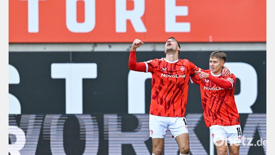 Naatan Skyttä (r.) darf sich über drei Tore in der ersten Halbzeit freuen Bild: Uwe Anspach/dpa