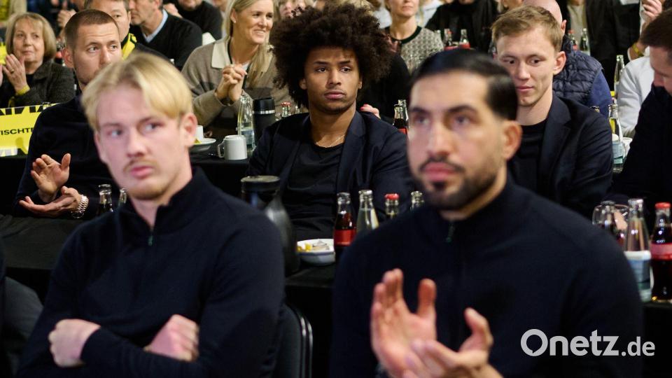 Karim Adeyemi (m.) bei der Mitgliederversammlung des BVB. Bild: Bernd Thissen/dpa