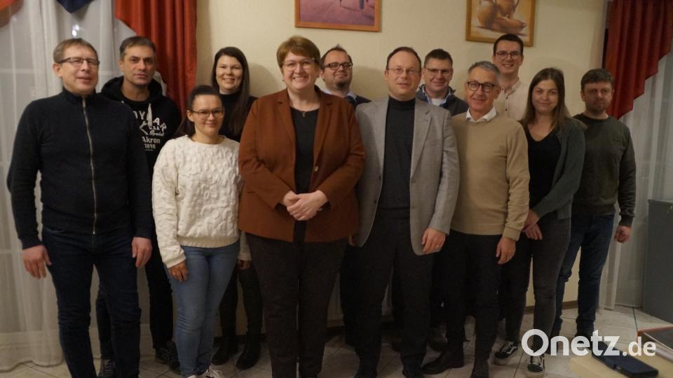 Die CSU-Kandidatinnen und Kandidaten für die Kommunalwahl 2026 stehen fest. Der Ortsverband schickt Anita Forster (fünfte von links) wieder ins Rennen um das Bürgermeisteramt. Bild: wel