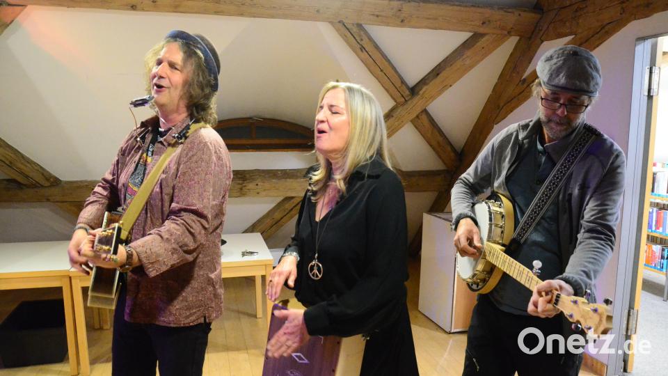 "Stefan Sommer & The Southside Ramblers" bei ihrem Auftritt in der Regionalbibliothek Weiden. Bild: Kunz