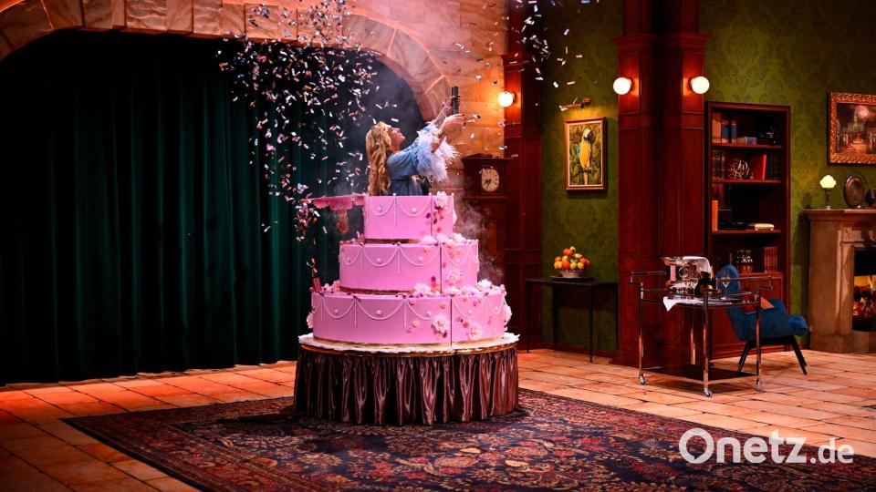 Bill Kaulitz kletterte aus einer Torte. Bild: Willi Weber/ ARD Degeto Film/ORF/Constantin Entertainment/dpa