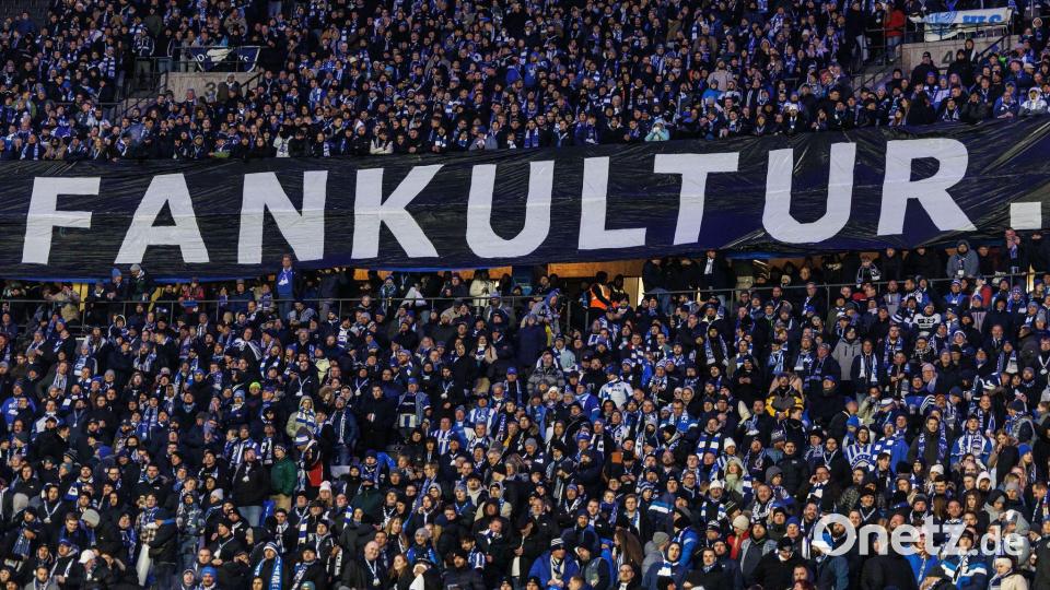 Fußball-Anhänger wie hier in Berlin fürchten um den Erhalt ihrer Fankultur. Bild: Andreas Gora/dpa