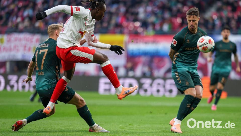 Yan Diomandé (M, RB Leipzig), Marco Grüll (l, Werder Bremen) und Marco Friedl (Werder Bremen) kämpfen um den Ball. Bild: Jan Woitas/dpa