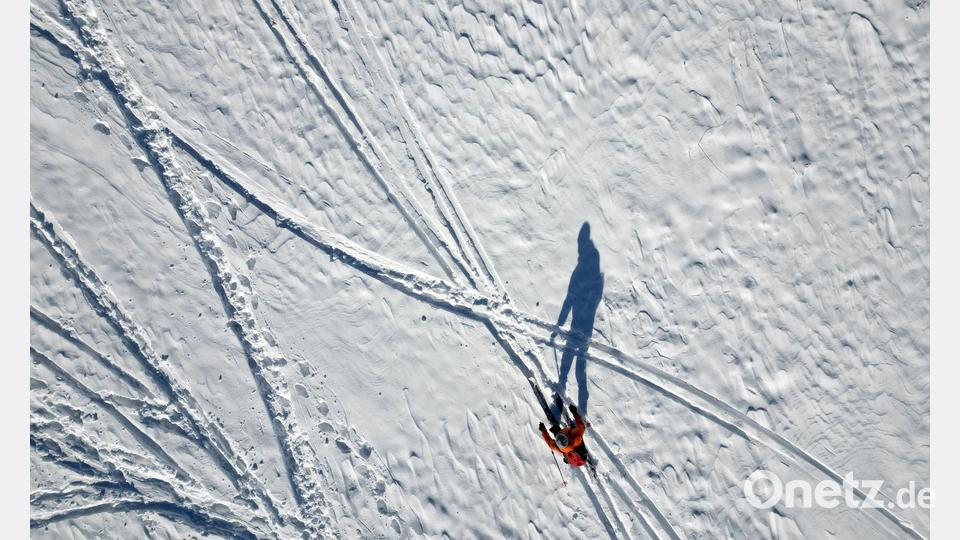 Lange Schatten im Schnee - Wintersportler an der Rodelpiste am Wurmberg im Harz Bild: Matthias Bein/dpa