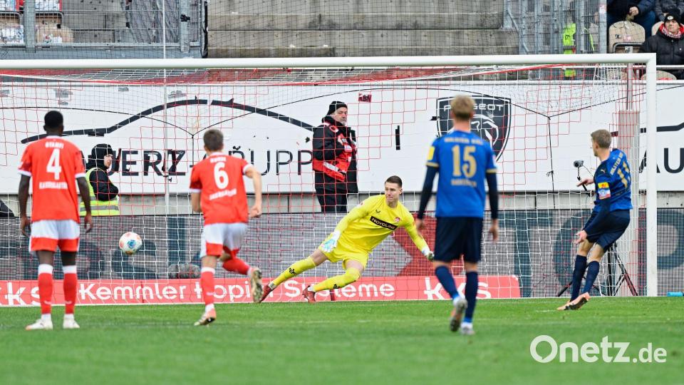 Alexander Bernhardsson (r.) trifft per Elfmeter für Kiel Bild: Uwe Anspach/dpa