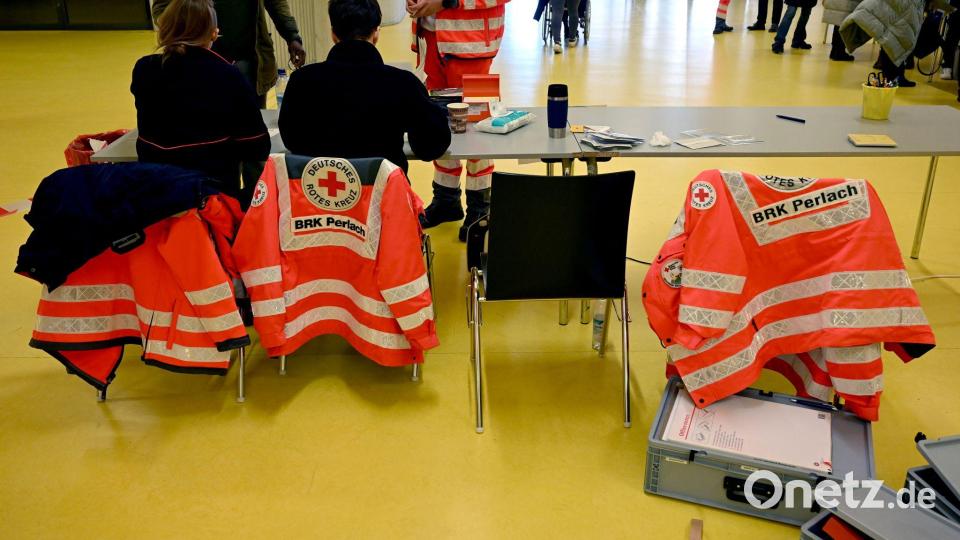 Hunderte Einsatzkräfte sind vor Ort. Bild: Felix Hörhager/dpa