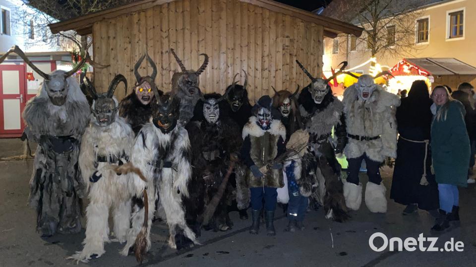 Das "Dachsberger WoidGsindl" mischte sich nach ihrer Vorstellung und die Marktbesucher. Bild: amö