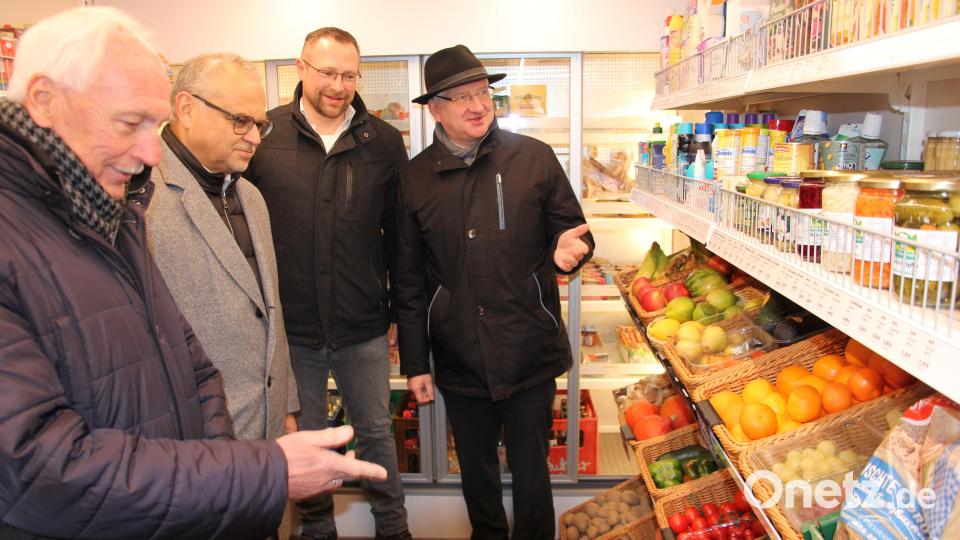 Neusorgs Bürgermeister Peter König- ALE-Amtsleiter Kurt Hillinger, Geschäftsführer Martin Schmid und Steinwald-Allianz-Vorsitzender Johannes Reger (von links) beim Besuch des Mobilen Dorfladens. Bild: kro
