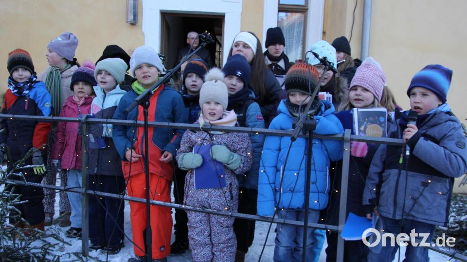 Der Kinderchor der Pfarreiengemeinschaft sang einige vorweihnachtliche Lieder. Bild: kro