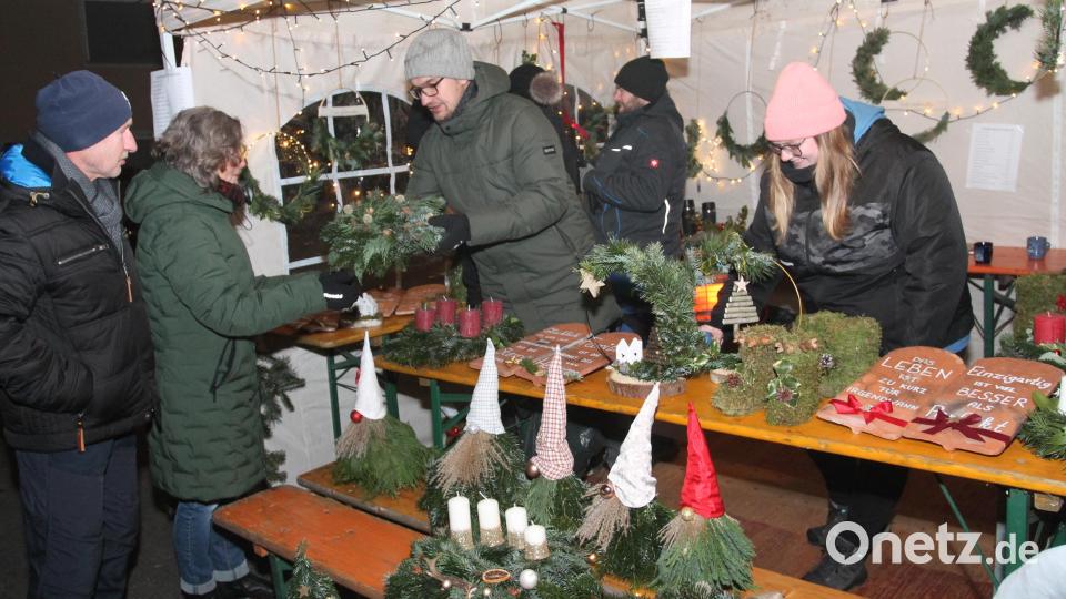 Anita und Jürgen haben die Auswahl getroffen, und Feuerwehrchef Konstantin Völkl übergibt den Adventskranz. Bild: pi