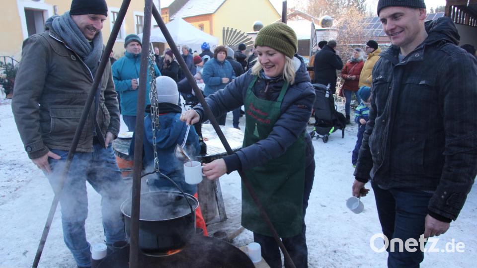 Am wärmenden Lagerfeuer wurde eine Feuerzangenbowle zubereitet. Bild: kro