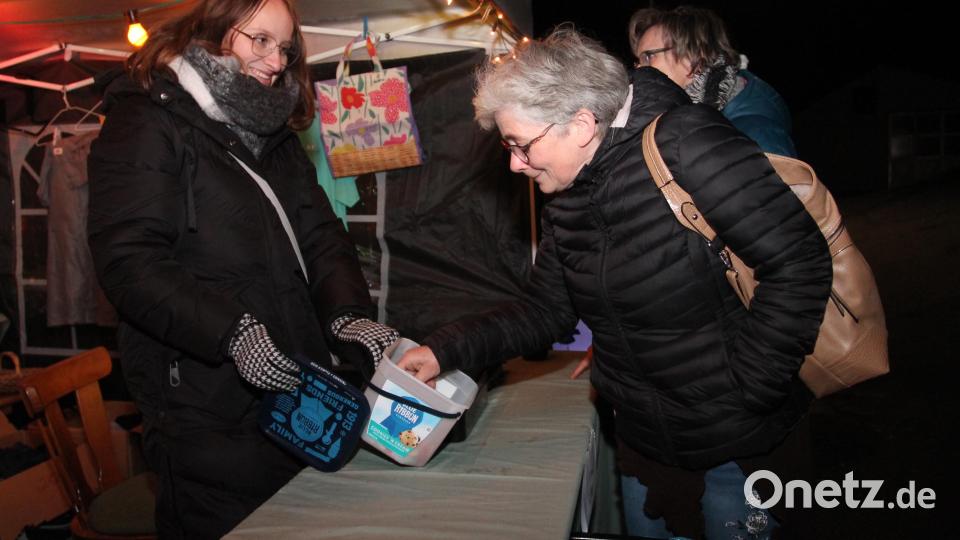 Iris versucht ihr Glück bei der Tombola. Bild: pi